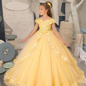 Żółte księżniczka Flower Girls Sukienki na wesele poza przyjęciem urodzinowym na ramionach 2024 3D kwiatowe koronkowe aplikacje Dzieci Formalne noszenie maluch dziewczyna długa pociąg