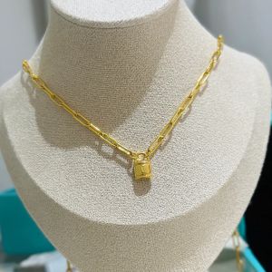 Collana con ciondolo di lusso Marchio con chiave di blocco Collane con ciondolo Gioielli di design per donne Uomini Catene Top Rame Medaglioni placcati oro 18k Collana con girocollo a catena d'amore