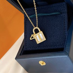 Designer Lock Pendant Necklace Women Fashion Golden Metal Chains Letter Necklace Vintage Jade Stone Pendant Necklaces Womens Jewelry Gifts
