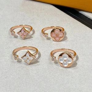 リング女性デザイナーリングファッショナブルな魅力4葉の花の結婚指輪贅沢なクリスタル18kゴールドリングギフト