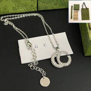 Boutique Designer Necklace Classic Style Love Gift Pendant Necklace Autumn Winter New Luxury Jewelry Box Packaging Womens Charm Silver Plated Necklace