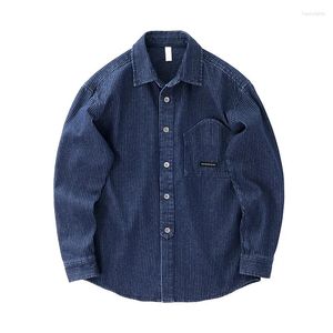 メンズカジュアルシャツは、長袖が厚くてゆったりとした作業服を着た男性用の古いデニムシャツを洗ったストライプジャケット