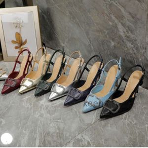 2024 Ny designer Pointy Stiletto Sandaler Kvinnor Metal Buckle Bao Head Leather High Heels Elegant Formal Shoes Simple Folic Color All Match Vintage Single Shoes