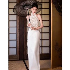 Ethnische Kleidung, elegantes weißes Neckholder-Stickerei, langes Cheongsam-Kleid, traditionelle chinesische Damen-Brautparty-Kleider