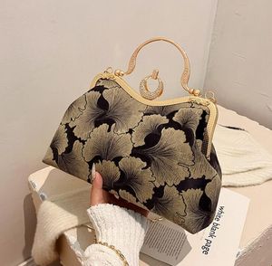 Fabryczne gniazdo Bag na ramię 4 Kolory Wysokiej jakości sens Ladies Diamond Shell Bag Elegancka sukienka bankietowa haftowana torebka tegoroczna satynowa torebka