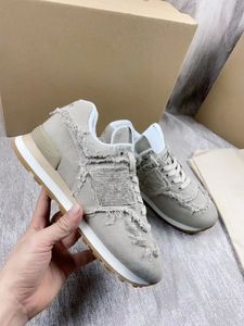 24SS Hot Casual Sneakers Die Nachahmung der gebrochenen, rohen Kanten des alten Vintage ist sehr zufällig und kann die Tanninschönheit widerspiegeln, das Design ist rau, um den Stil der alten Zerstörung zu erreichen