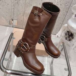 رقة Martin Boots Designer Trend Solid Color First Layer Cowwhide Boots Broots Retro Shoes مع مائة أحذية جلدية صغيرة معدنية