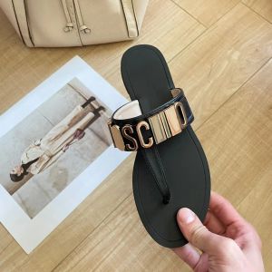 최신 디자이너 금속 로고 샌들 여성 신발 슬라이더 여름 가죽 노인 Sandale Flat Heel Fashion Mo Schino Thong Flip Flops 슬리퍼 검은 야외 해변 슬라이드 상자