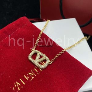 2024quisite International Luxury Lock Pendant Halsband Fashion Women's Style 18K Gold Plated Necklace High-End Design Long Chain Designer smycken Valda gåvor