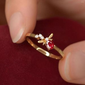 Bröllopsringar Delikat djur Small Bee For Women Antique Gold Color Gemale Oval Zircon Red Stone Stacking Thin Ring Bands Gifts