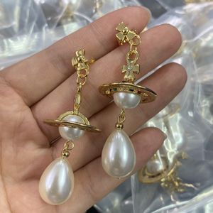 Projektant Trend Kolczyki stadninowe Viviane luksusowe kobiety biżuteria mody saturn ucho Pearl Gold Carring Cjeeweler Planet Westwood Woman 552