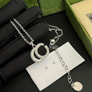 Boutique Designer Necklaces Classic Style Love Gift Pendant Necklace Autumn Winter New Luxury Jewelry Box Packaging Womens Charm Silver Plated Necklaces