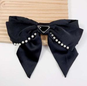 Hår Barrettes Simple Designer Solid Color Hair Clips Luxury Brand Letter Printing Solid Color Big Bowknot Barrettes Hairpin Satin Fabric Pearl Hair