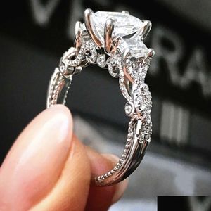 Pierścienie ślubne Now 925 Sterling Sier Sier zaręczyny Jażeńska Jubnictwo Luxury 2ct Princess Cut Square Diamond Pierścień Kobiety Trzy boczne kamień CZ DHA3G