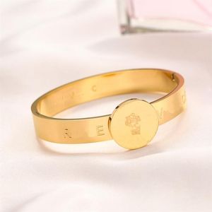 Luxuy Bangle Placcato in oro 18 carati Bracciale con ciondoli Bambola Marchio di moda europeo e americano Stile giovane Stile classico Coppia di Natale Gi283A