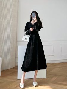 Casual Dresses French Style Lamp Core Velvet V-hals Black Dress 2024 Spring Autumn Slim Fit Temperament Long Sleeve Inner Iining