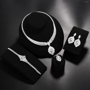 Set di orecchini e collana Il Dubai di collane e gioielli aggiunge 4 delizie nuziali alle festività natalizie delle donne