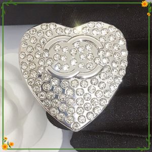 Słodka marka kobiet Designer Designer Heart Gold Sier Crystal litera broszka perłowe Pins Prezentacja Prezent Lapel broszki modowe prezenty urodzinowe