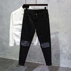 Jeans da uomo Pantaloni da cowboy uomo strappati Pantaloni strappati con fori Pantaloni tagliati rotti Vita bassa Nero Moda coreana 2023 Tendenza Denim largo