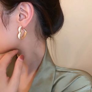 Ny modetrend Unik design elegant utsökt ljus lyxigt ihåligt hjärta 14k gula guldörhängen kvinnor bröllop fest premium presenter