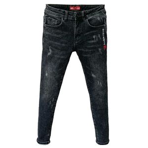 Pantaloni Primavera Estate 2022 Moda Denim Jeans da uomo Elastico Marchio Ricamo Piedi sottili Tendenza Spirito Nero Cowboy Pantaloni neri