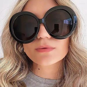 Solglasögon unisex stora runda kvinnor 2023 mode retro överdimensionerade solglasögon vintage gradient svarta nyanser lyxgyar