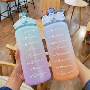 Garrafas de água 2 litros garrafa esportiva com palha homens mulheres fiess ao ar livre garrafa fria marcador de tempo drinkware