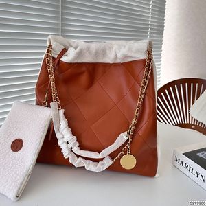 Borsa di design Borsa da donna impiombata in lana di agnello 2024 Nuova borsa a tracolla di grande capacità Borsa grande alla moda Borsa da pendolarismo Borsa per la spazzatura