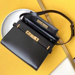 Luxurys Designer Classic Pochette Totes Clutch Bags Womens本物のレザーホーボーバゲットハンドバッグメンズマンハッタンフラップトラベルクロスボディトラベルショルダースリングバッグ