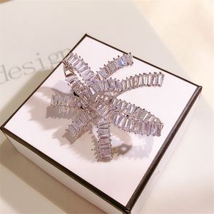 Pins Brooches Luxury White Irregular Brooches for Women Crystal Wedding Bridal Bouquet Flower Brooch Pin Engagement Jewelry 230630