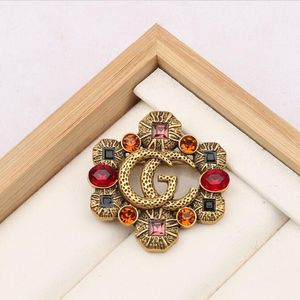 Clássico Moda Marca Designer Design Carta Ouro Cryatal Broche Feminino Pérola Strass Broche Terno Laple Pin Moda Jóias Acessórios