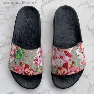 Män Kvinnor Tofflor Designer Gummi Slides Sandal Flat Blooms Strberry Tiger Bees Grön Röd Vit Web Mode Skor Strand Flip Flops Flower Box 36-48 T230701