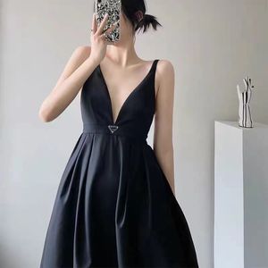 PA23ss Kadınlar için yeni tasarımcı Günlük Elbiseler Moda Büyük V yaka tasarım boyundan bağlamalı elbise Seksi gece elbisesi