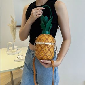 Kvällspåsar mode lyxdesigner handväskor ananas typ hink axelväska för kvinnor nit läder kedja damer crossbody väska 230630