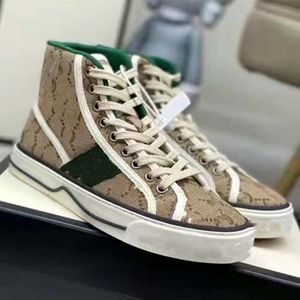 Tenis 1977 Designer High Top Sneakers Men Men luksusowe buty Beige Ebony Canvas Green and Red Web 77 Haftowe Trener 01