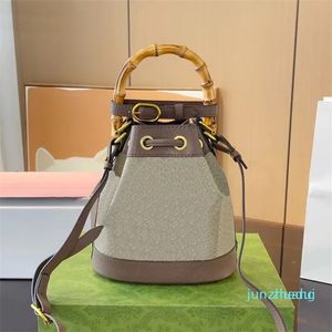 Designer -Bucket Bag Luxurys handväskor läder axelväskor kvinnor bambu väska tote damer mode klassiska brev purses totes handväska