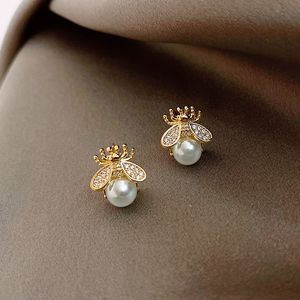 Stud Enkla och lyxiga Pearl Woman's örhängen Delikat 14K Gold Plated Bee Insect örhängen Koreanska kvinnor smycken 230630