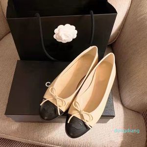 Designer de luxo Black Ballet Flats Sapatos femininos Marcas acolchoadas Ballerina de couro genuíno redondo tênis de vestuário