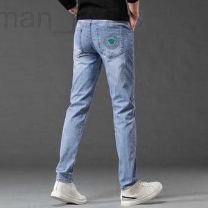 Mäns jeans designer vår och sommar elastiska ljusblå jeans män smala fötter casual mode mångsidig ungdom broderade byxor dwxi