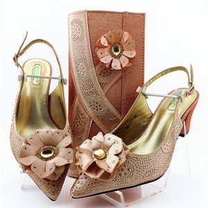 Sandalen QSGFC Italienische Designmodelle mit Blumendekoration Spitzschuh High Heels Elegante Damenschuhe und Taschenset 230630