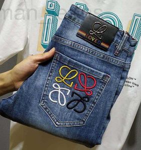Jeans masculino designer 2022 primavera jeans masculino versão coreana cintura média pé fino ajuste fino leve algodão extravagante elástico versátil calças finas 2C0B