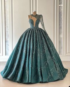 Wspaniałe sukienki na bal matarnie inspirowane sztuką pustą szyję szarżą.