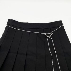 Catena della vita della collana del progettista di lusso invertita con il pendente dell'etichetta triangolare Gonne da donna regolate liberamente Pantaloni come articolo di moda della collana