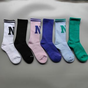 23SS Designer-Socken für Herren und Damen, mittlere Röhre, Handtuchboden, Sportsocken, Farbe, Paar-Stil, Buchstabe, bedruckt, schwarz, grün, rosa, modische Socken