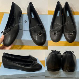 Designer Nappa skórzany balerinasn Czarny 1F037 Emaliowany metalowy trójkąt Logo Styl Wyrafinowany Allure Reinvents Classic Ballet Flats wykonane z miękkiej skóry nappas