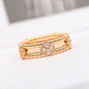 Clover Rings Kaleidoscope Ring Female Minority Design Sense of Fashion Simple Van Clover Jewelry Plated Rose Gold Sliver Luck Flower For Women Wedding Engagement