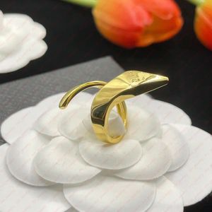 Schlangenring aus Messing und Goldton. Statement-Modedesignerringe für Männer und Frauen. Hochzeitsgeschenke zum Valentinstag. Europäischer und amerikanischer Designerschmuck.