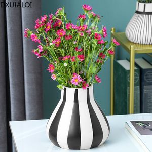 Vase Nordic Style Ceramic Vase Living Room Dry Flowersフラワーアレンジメントデスクトップ装飾品の装飾黒と白の花瓶230701