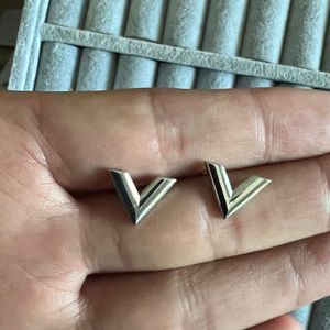 LOGO ENGRAVE POCESIAL SMA LEVERKNING ÖVNING AV 18K ROSE GOLD SILVER V STUDS ÖGNINGAR Kvinnor Män Boy Wedding Party Jewelry 316L Rostfritt stålörhängen