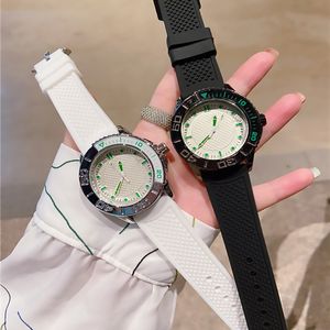 Fashion Full Brand Wrist Watch Men Women Ladies Designer Style Luxury With Logo Silicone Band Quartz Clock G 141